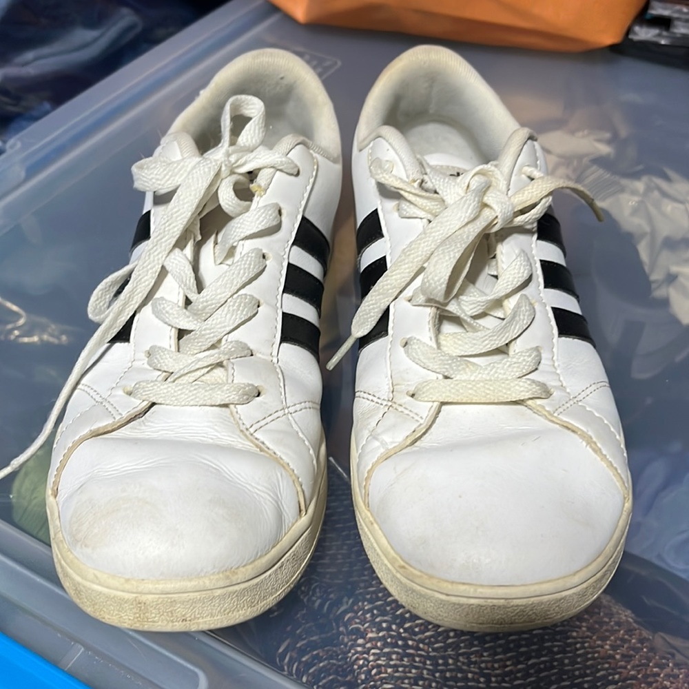 Adidas women tennis shoe